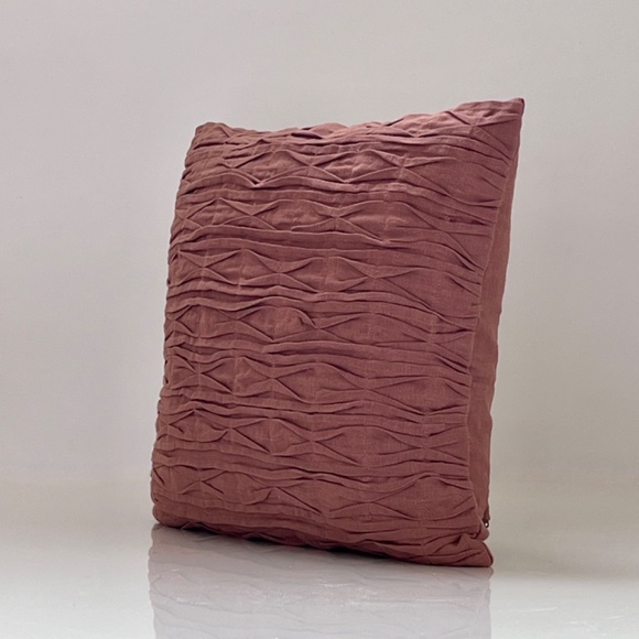 Southern Living Pintuck Rust pillow cover - Picture 4 of 6